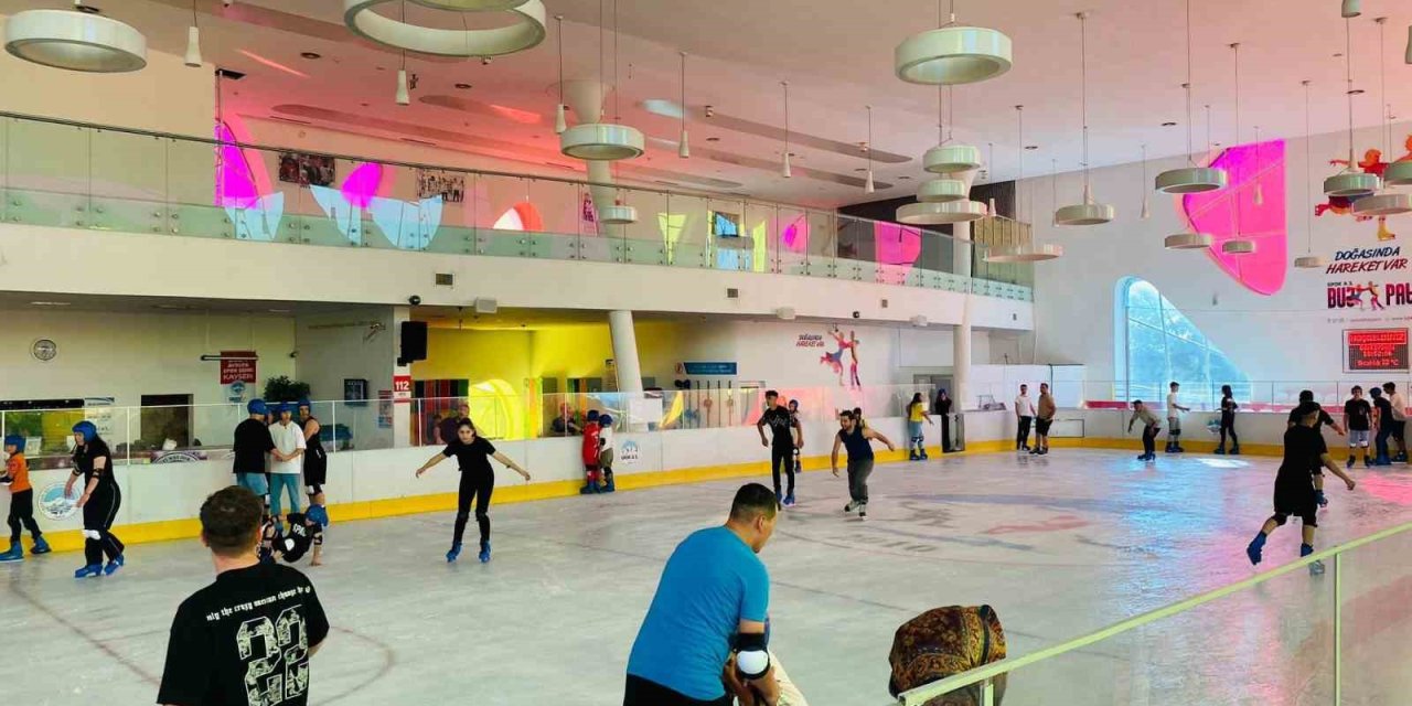 Kayserililer, Büyükşehir’in Buz Pateni Pisti’nde Hem Serinliyor Hem Spor Yapıyor