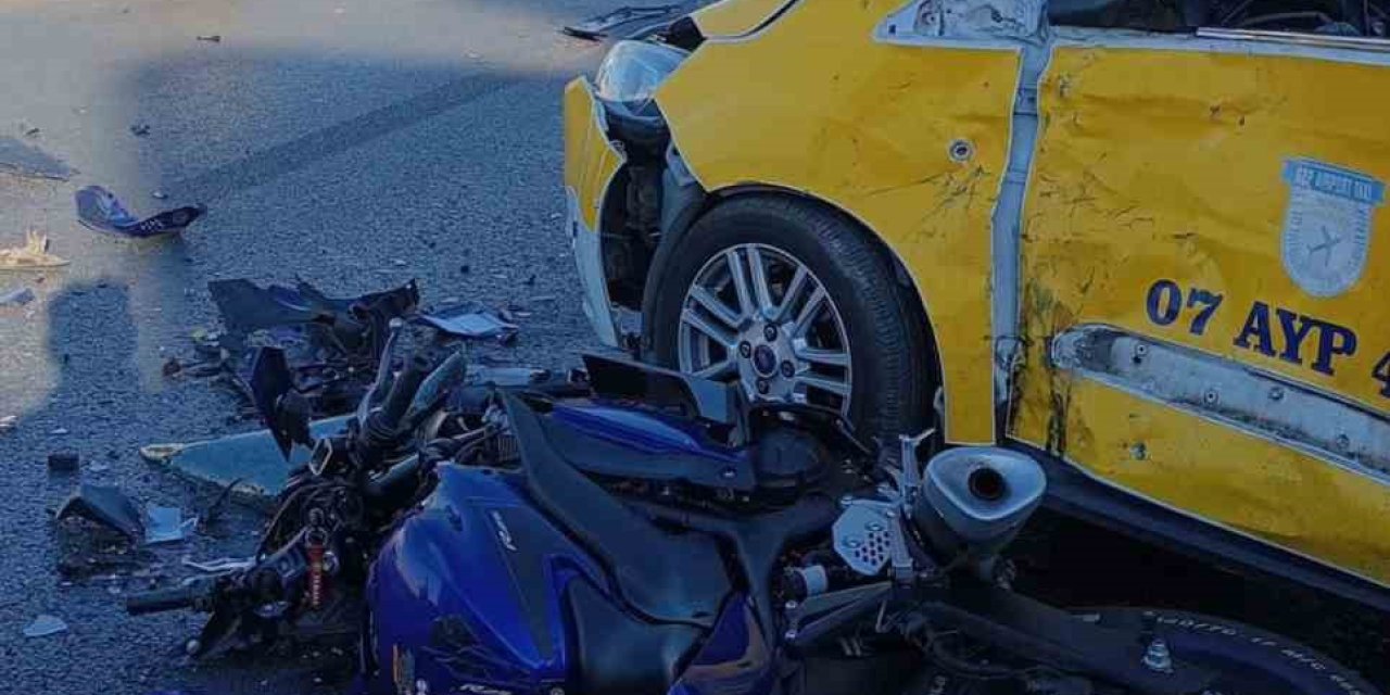 Antalya’da Otomobille Çarpışan Motosikletin Sürücüsü Hayatını Kaybetti