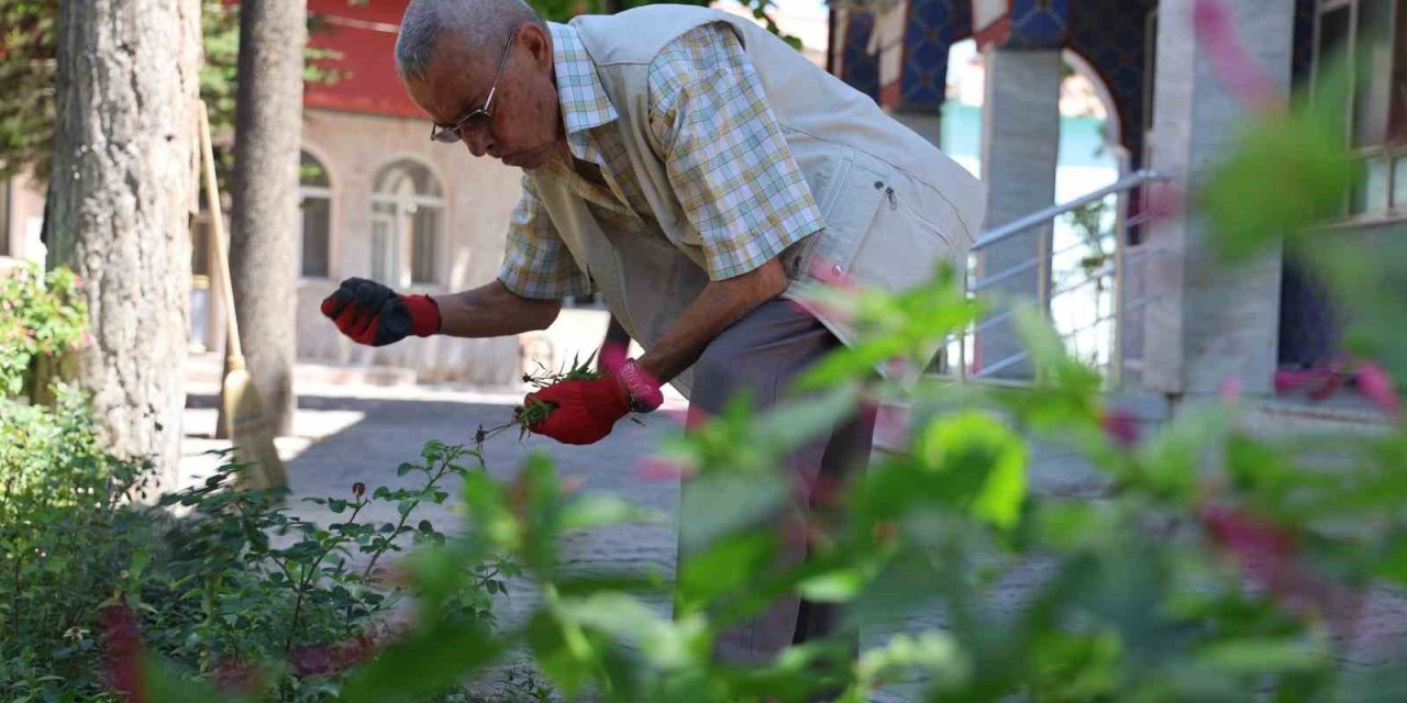 Kolunda Platin Bacağındaki Protezle 86 Yaşında Her Gün Cami Temizliyor