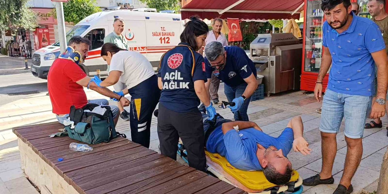 Antalya’da 2 Otomobil Çarpıştı, Sürücüler Yaralandı