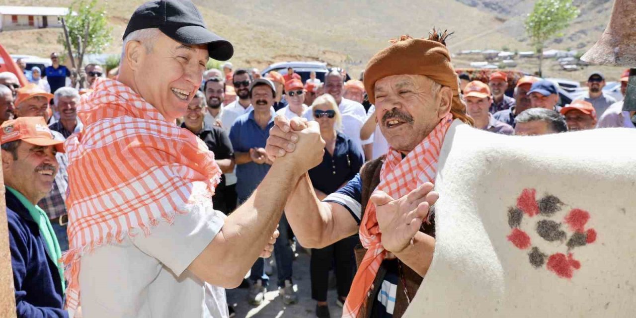 Başkan Özçelik Batı Yaylalarında Vatandaşlarla Buluştu