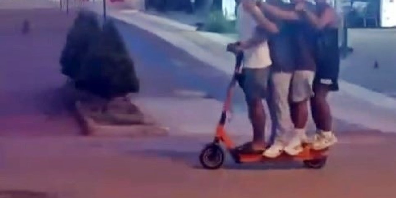 Scooter’a 4 Kişi Binerek Kameraya Poz Verdiler