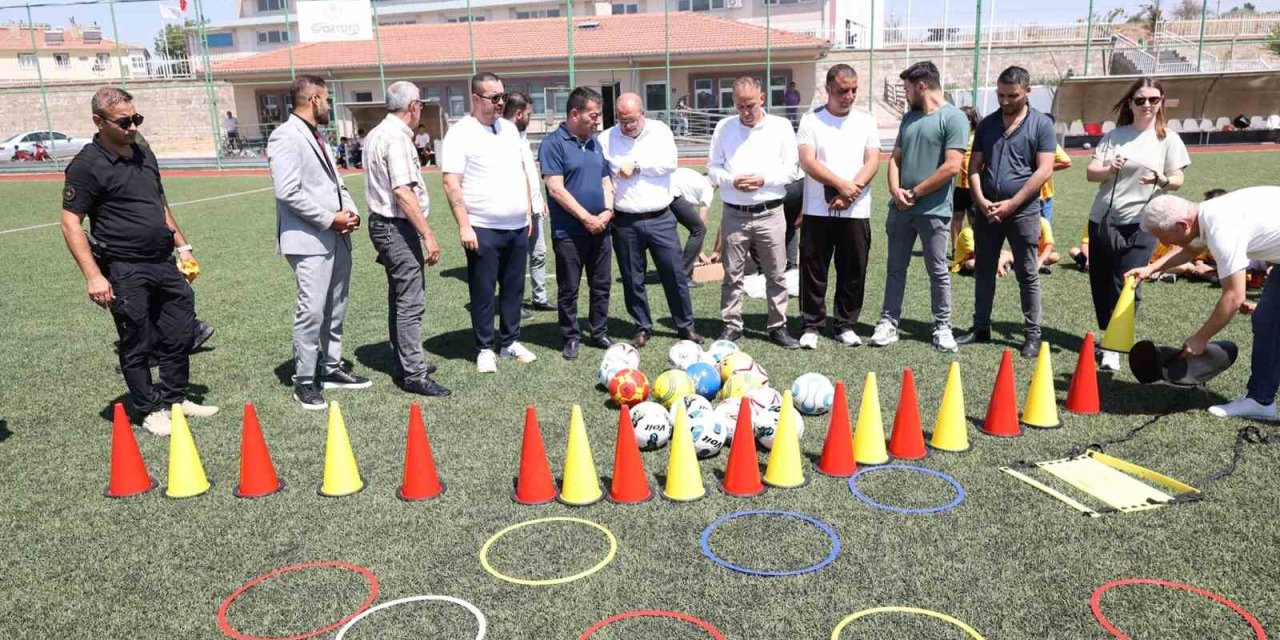 Başkan Metin Sözünü Tuttu: Çocuklar Antrenman Malzemelerine Ve Formalarına Kavuştu