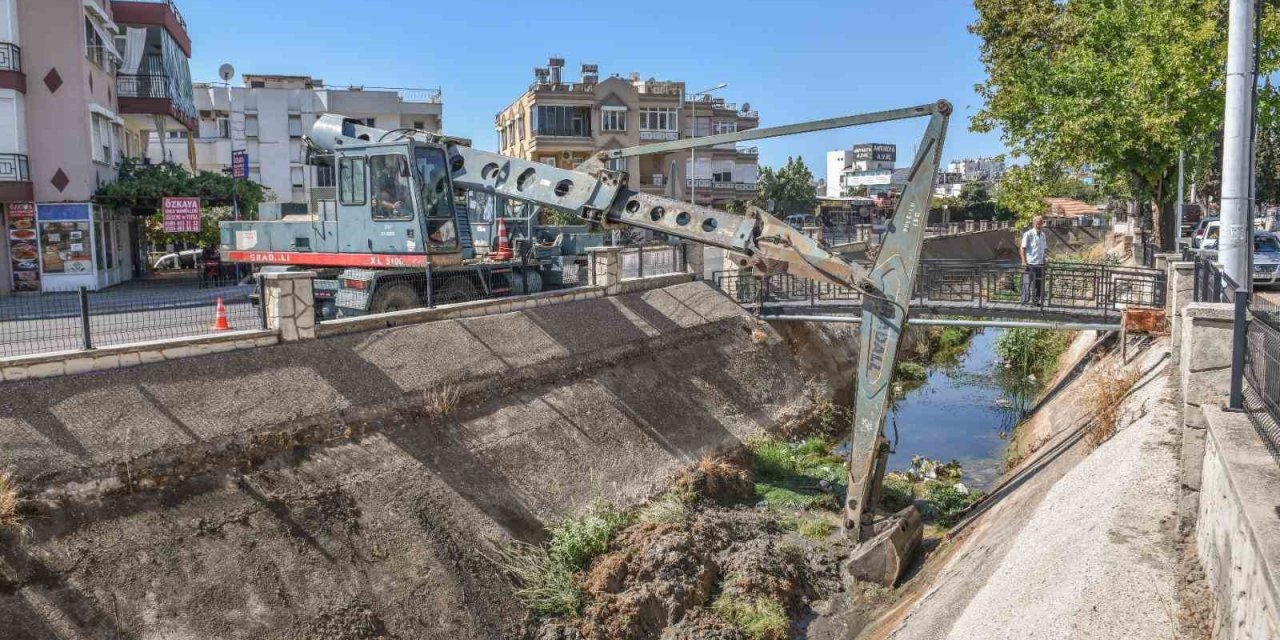 Kepez’de Su Kanalı Temizliği Başladı