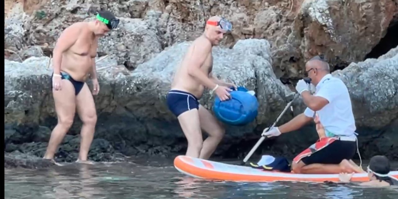 Lüks Yatla Tura Çıkıp, Çöp Toplamak İçin Yarışıyorlar