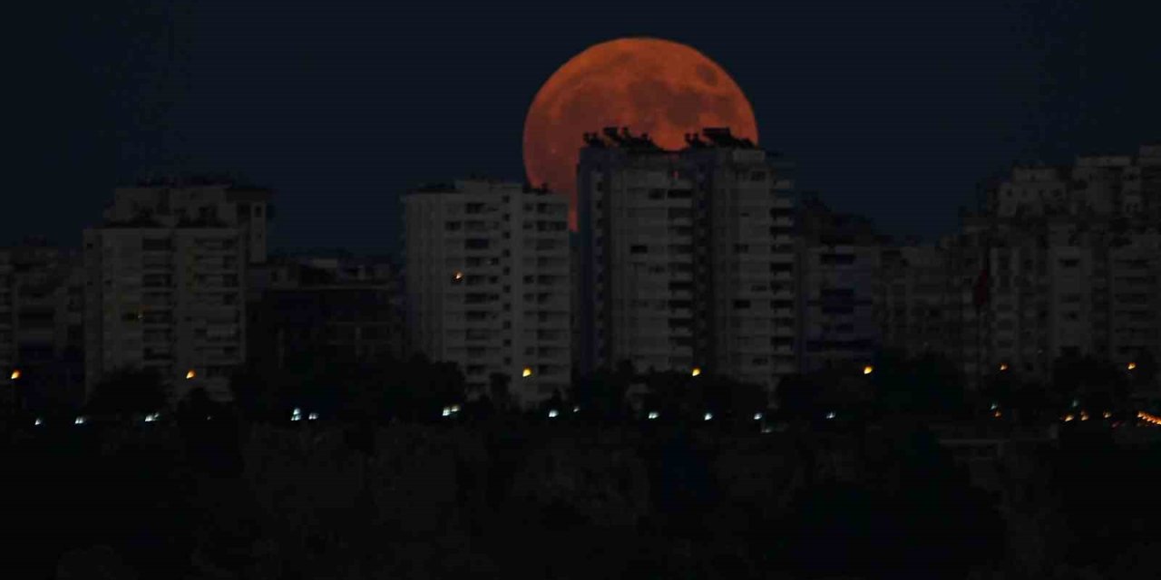 Antalya’da Süper Ay Manzarası Hayran Bıraktı