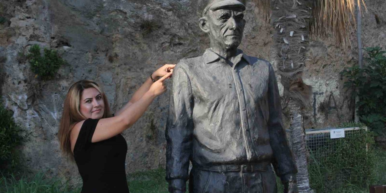 Tarihi Kaleiçi’nin Simge İsmi ‘mustafa Kaptan’ Heykelinin Omuzundaki Güvercin Üçüncü Kez Ortadan Kayboldu