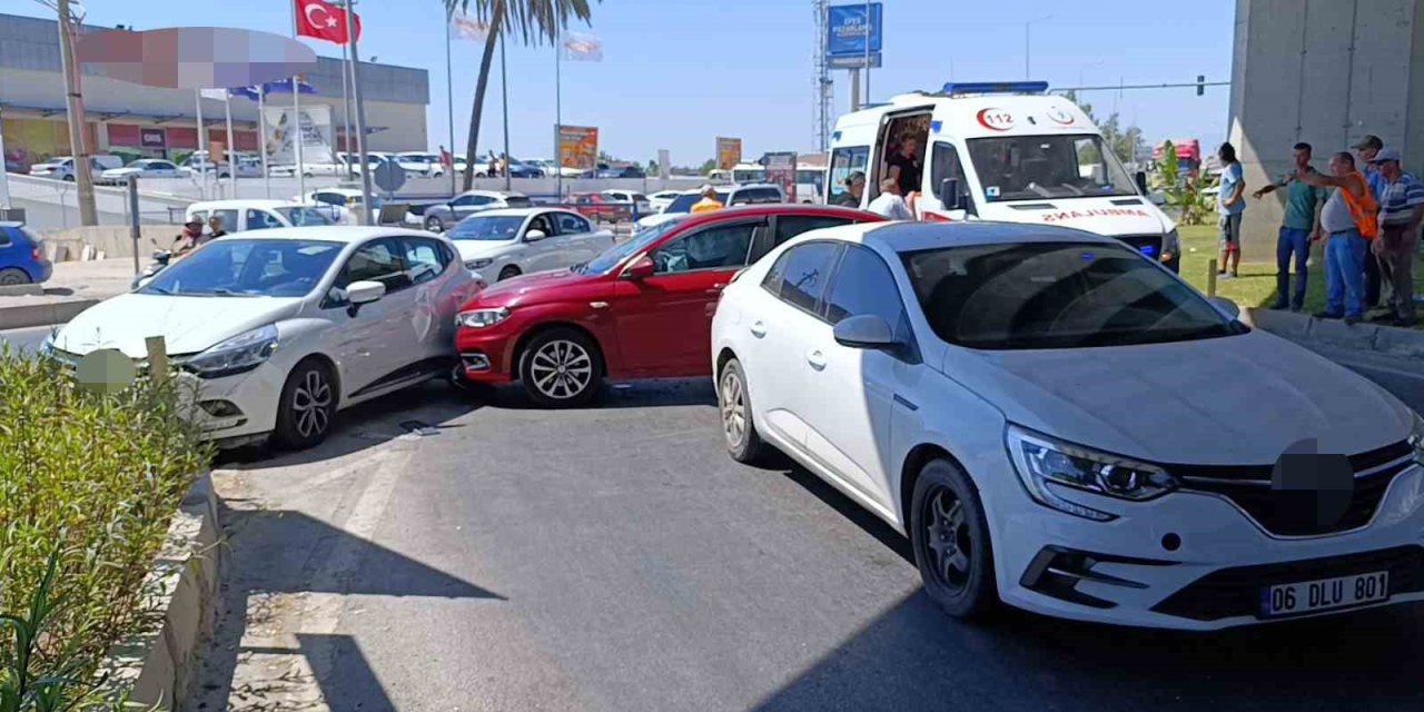 Kaza Yapan İki Otomobil, Kırmızı Işıkta Bekleyen Araca Çarptı: 3 Yaralı