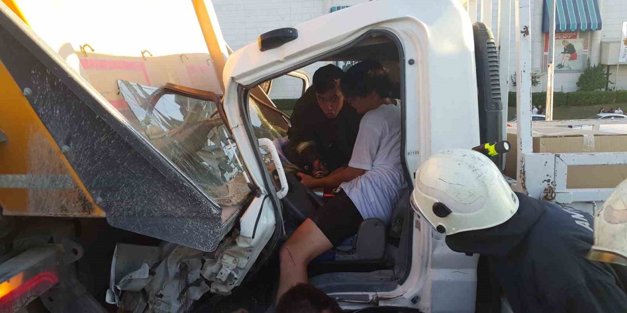 Antalya’da 5 Araç Birbirine Girdi, Sıkışanları İtfaiye Kurtardı