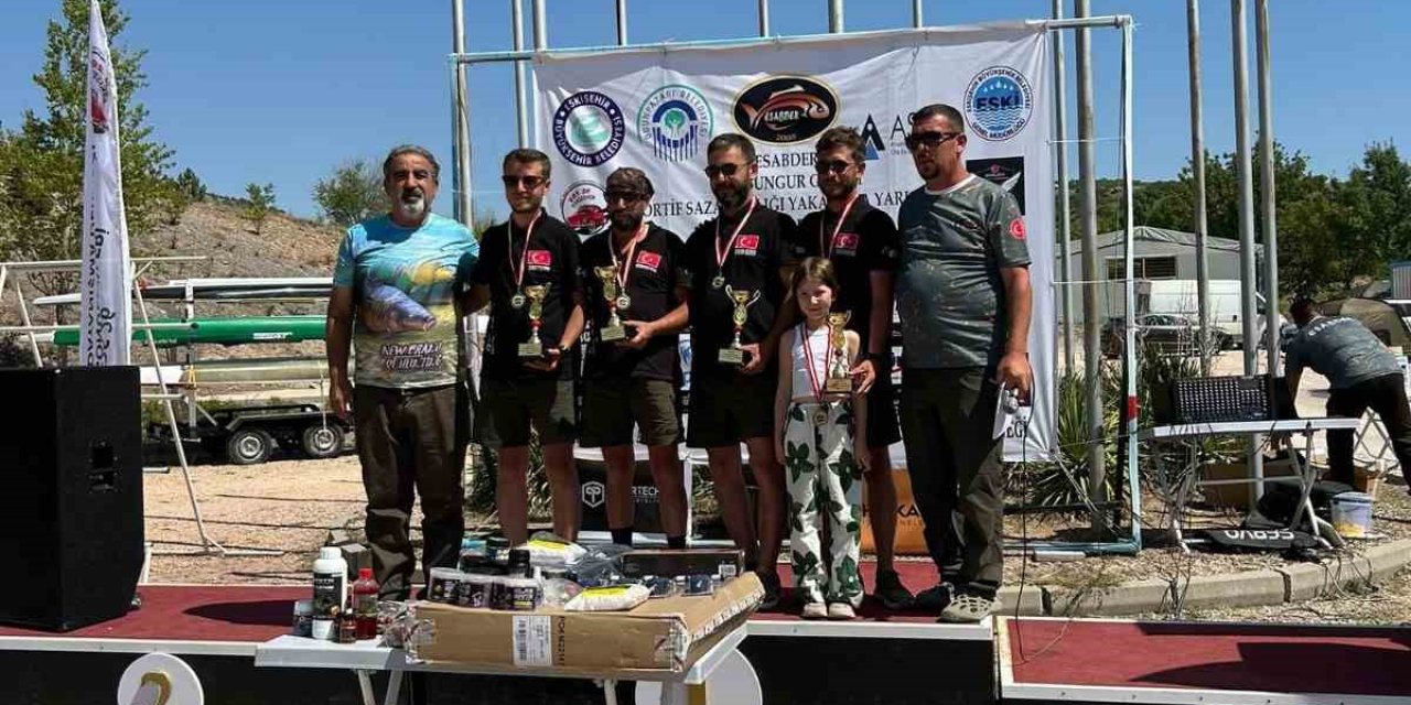 Eskişehir’de Düzenlenen Sazan Yakalama Yarışması Nefes Kesti