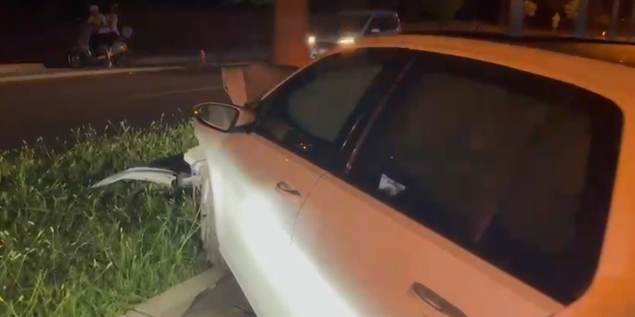 Palmiye Ağacına Otomobil Çarptı: 1 Yaralı