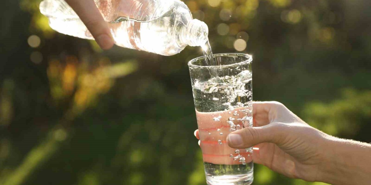 Kardiyoloji Uzmanı Uyardı: “sıcak Günlerde Yanınızda Su Şişesi Taşıyın Ve Düzenli Su İçin”