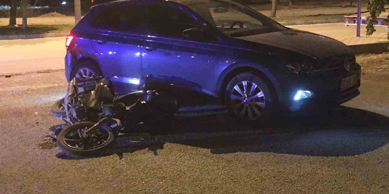 Otomobille Çarpışan Motosikletin Sürücüsü Yaralandı
