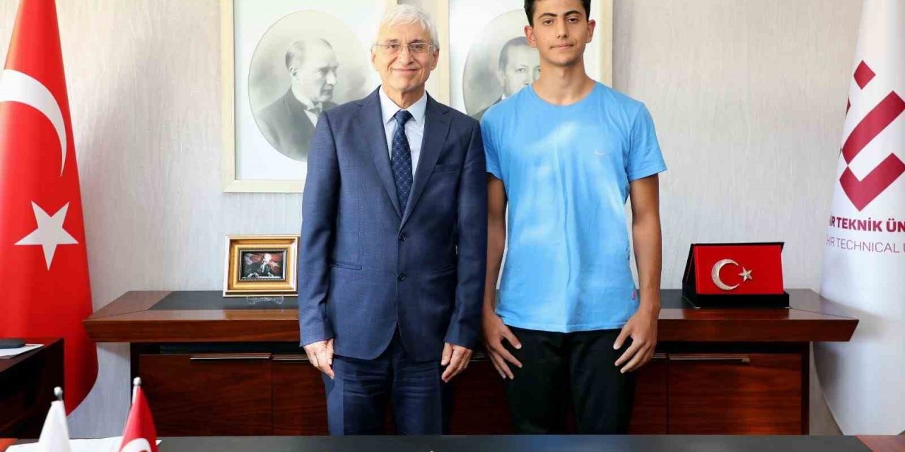 Rektör Özcan, Estü’ye En Üst Sırada Yerleşen Öğrenciyi Makamında Ağırladı