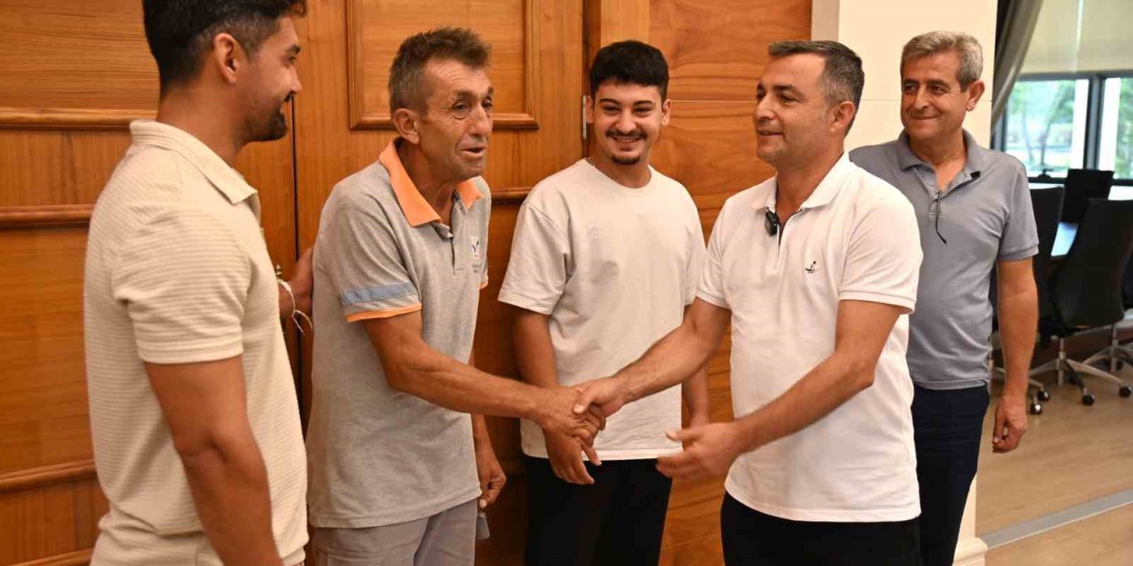 Para Dolu Cüzdanı Sahibine Ulaştıran Belediye Çalışanına Başkan Kara’dan Ödül