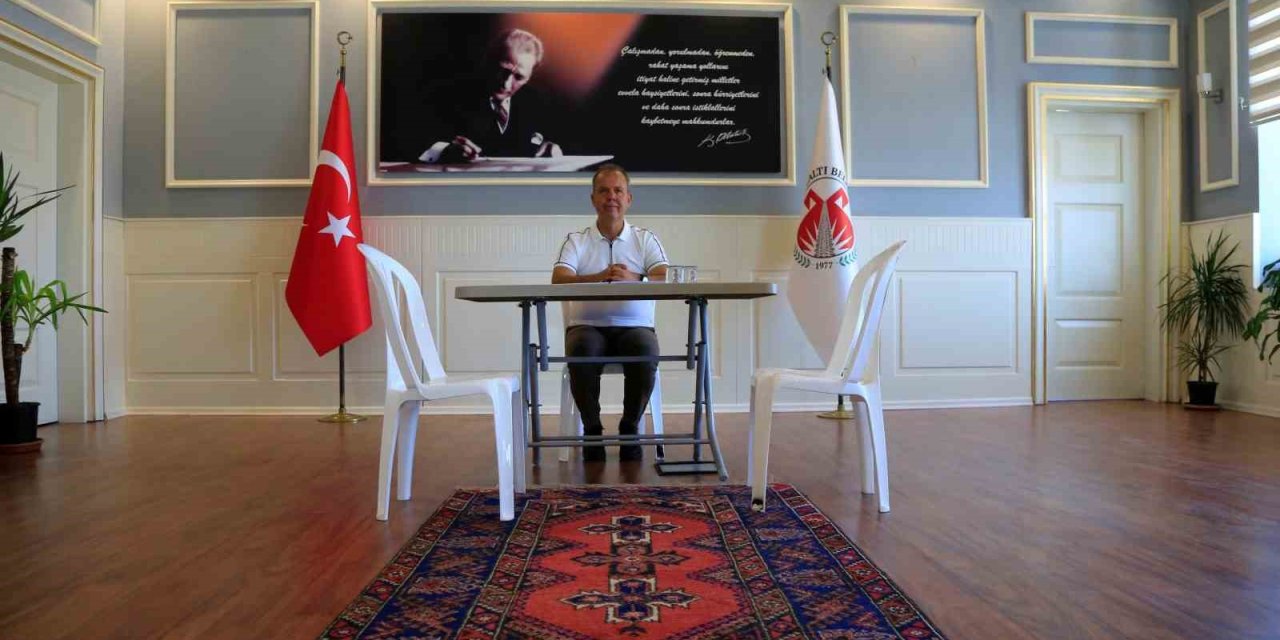 Makam Odasına Haciz Gelen Belediye Başkanı Plastik Sandalye Ve Masada Görevine Devam Ediyor