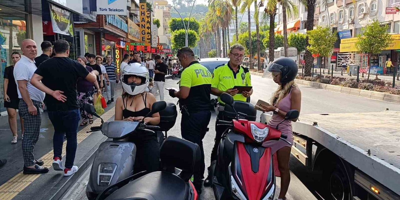 Antalya’da 2 Saatte Kontrol Edilen 130 Motosikletin Yarısına Ceza Kesildi