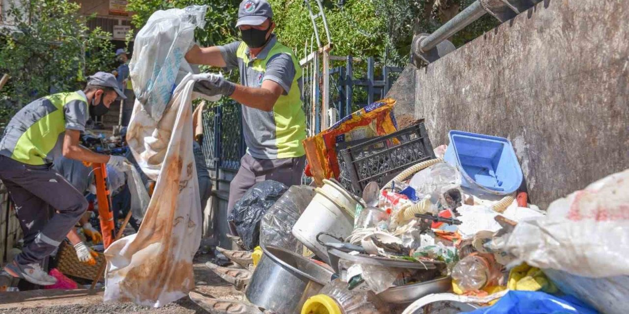 Antalya’da 4 Katlı Apartmandan 6 Kamyon Çöp Çıktı