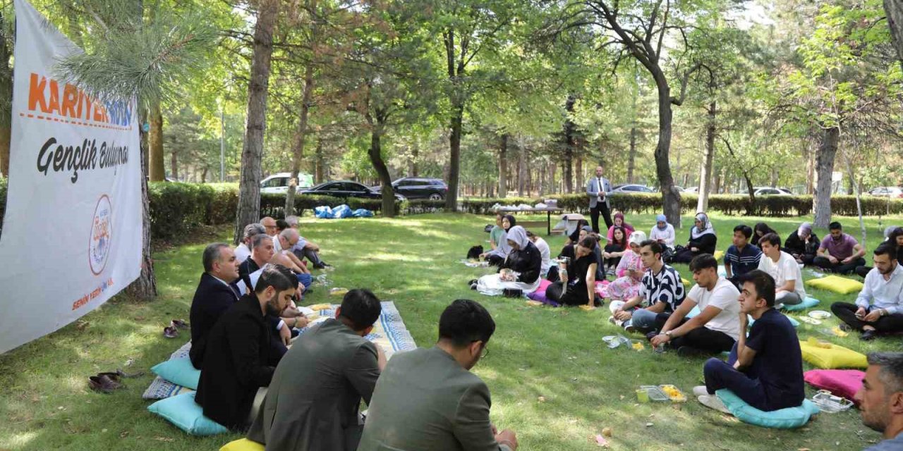 Milletvekili Cıngı Ve Rektör Altun Öğrenciler İle Bir Araya Geldi