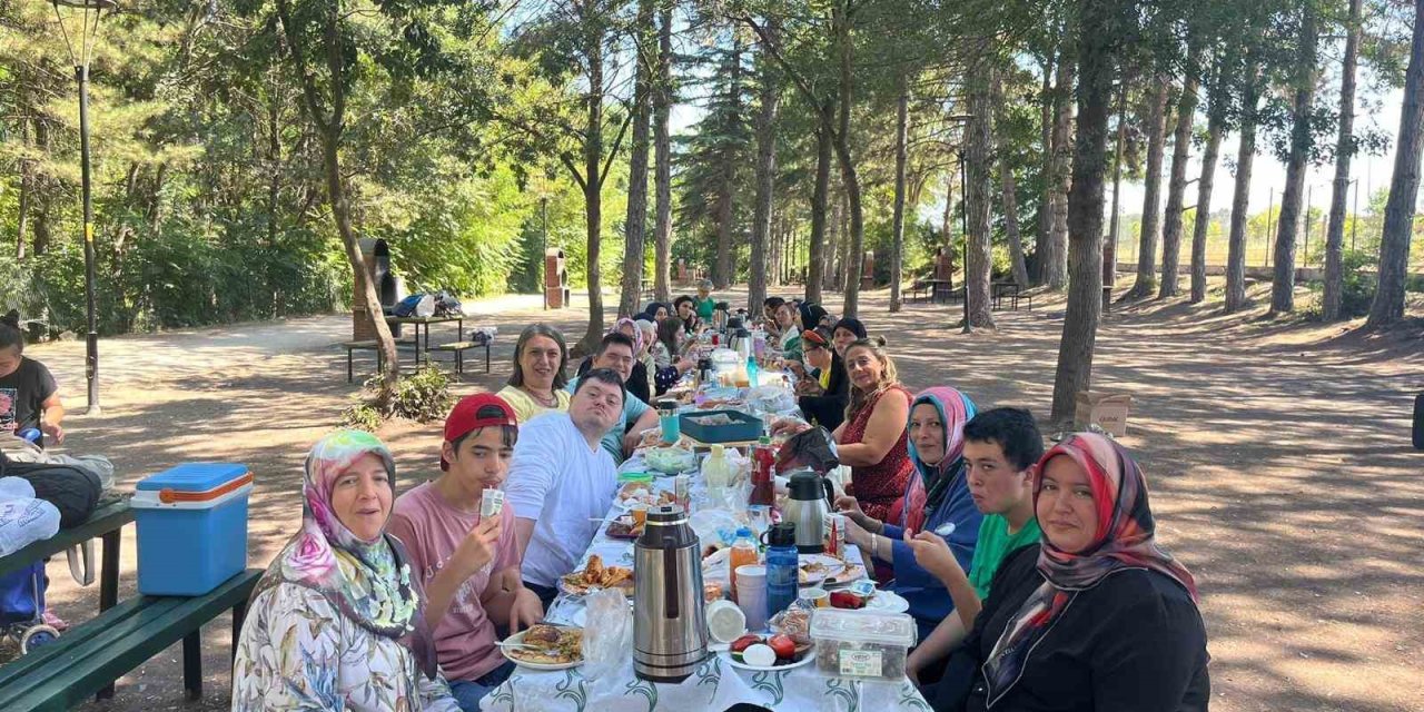 Engelsiz Kültür Ve Sanat Merkezi Müdavimleri Regülatör’de Piknik Yaptı
