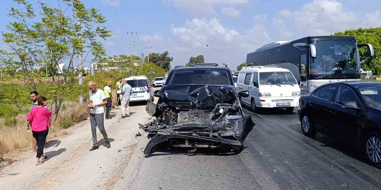 Vıp Tur Aracı, Tur Otobüsüyle Çarpıştı