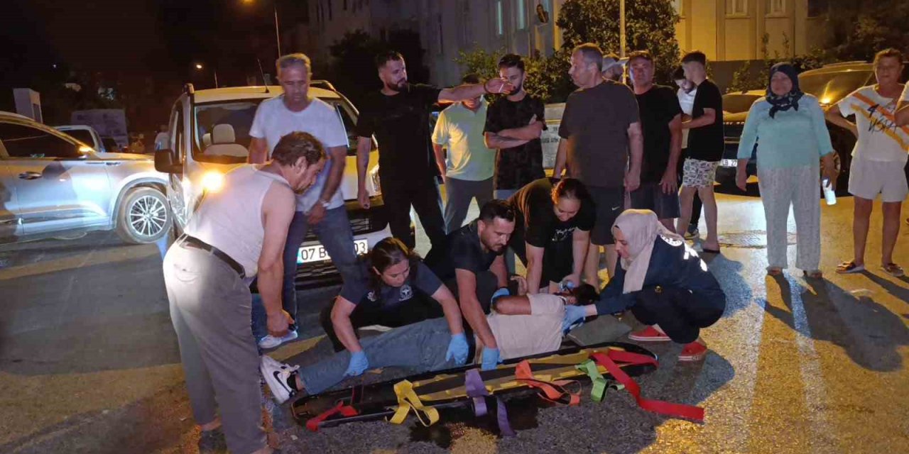 Motosikletin Hafif Ticari Araçla Çarpıştı: 2 Yaralı