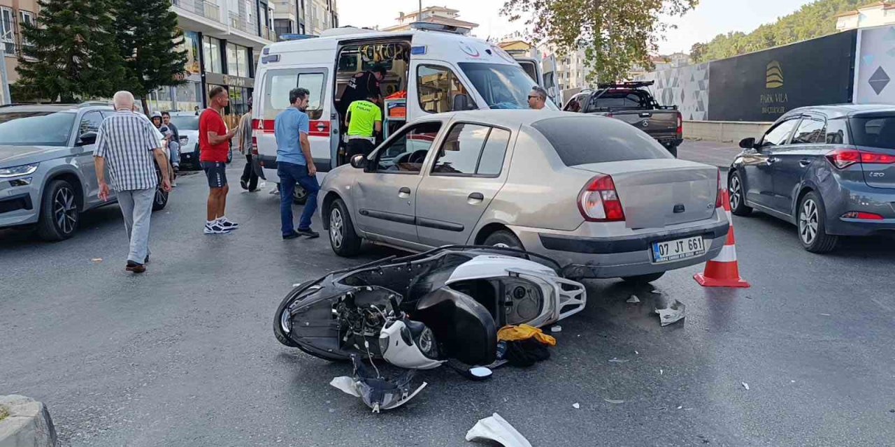 Manavgat’ta Otomobil İle Motosiklet Çarpıştı: 2 Yaralı