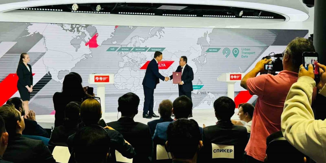 Başkan Böcek, Moskova Ulaşım Zirvesi’nde Antalya’yı Anlattı