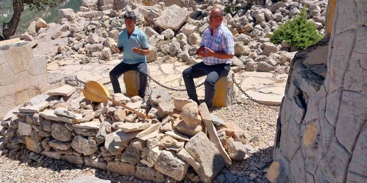 Karacaoğlan’ın Anıt Mezarı Bakım Bekliyor