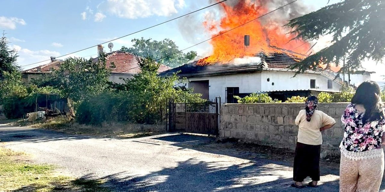 Müstakil Ev Yangında Küle Döndü