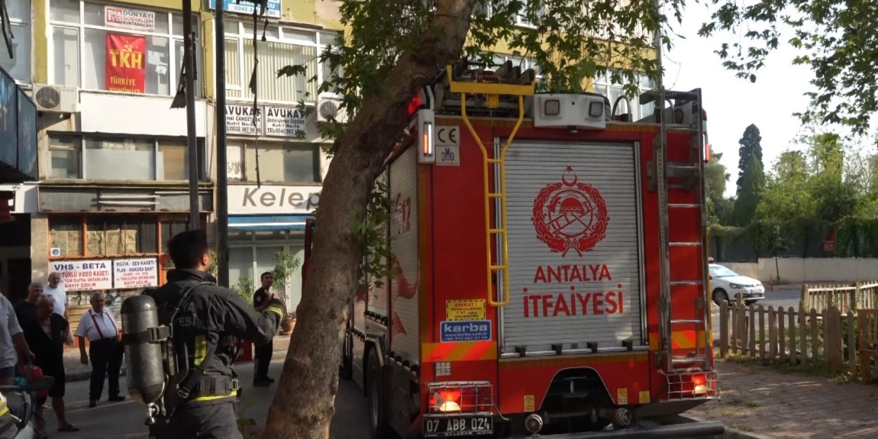 Yangın İhbarına Giden İtfaiye Ekiplerinin Dar Sokak Ve Ağaç Sınavı