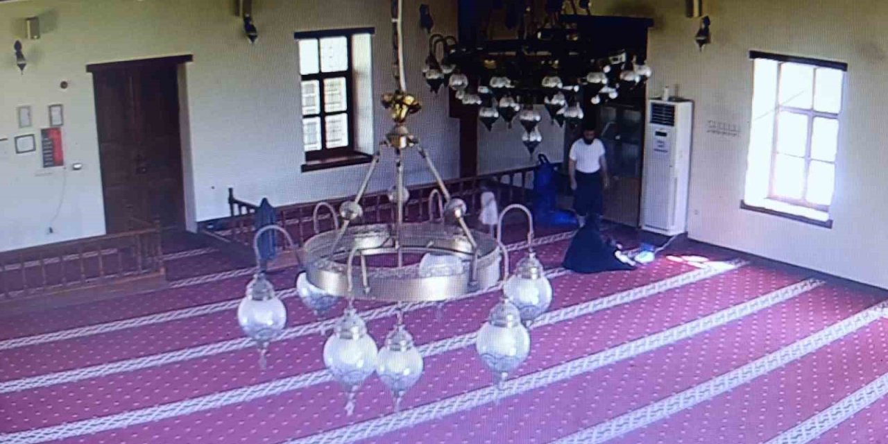 Ailesiyle Feribot Beklerken Sığındığı Camide Kullandığı 1 Saatlik Elektriğin Parasını Bir Notla Bıraktı