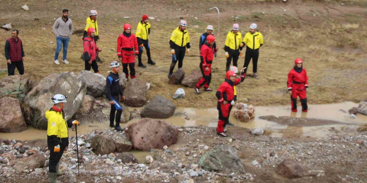 Selde Kaybolan Vatandaşın Kıyafetleri Bulundu