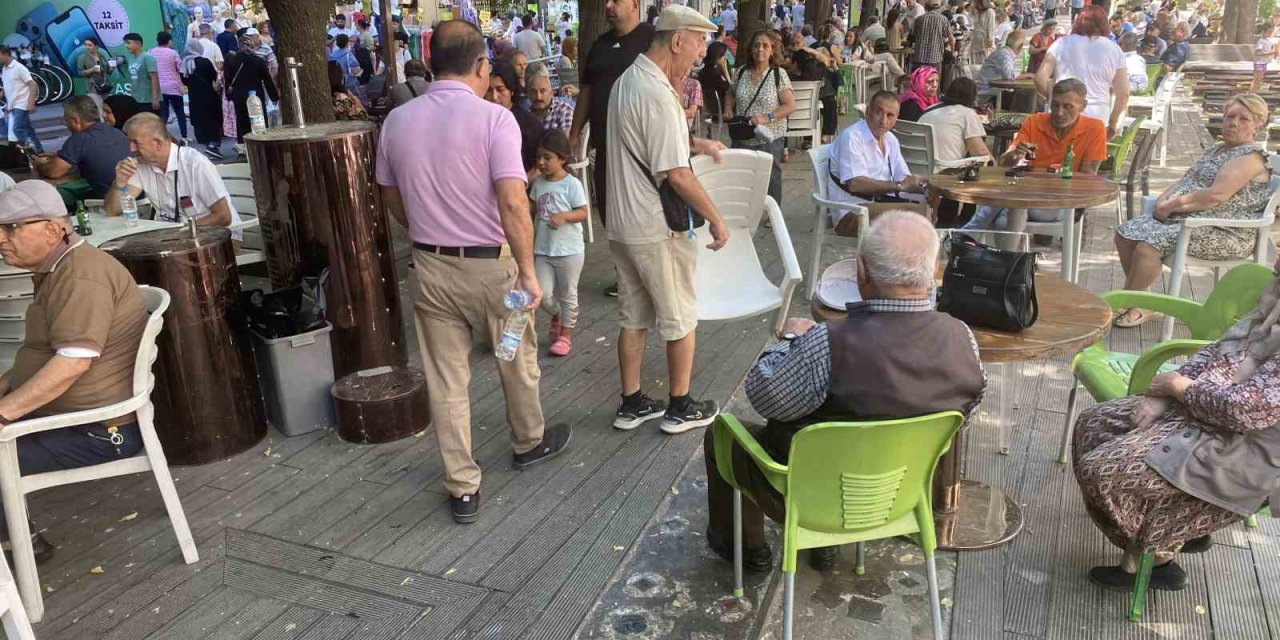 Vatandaşlar Banklarda Ve Gölgelerde Soluklandı