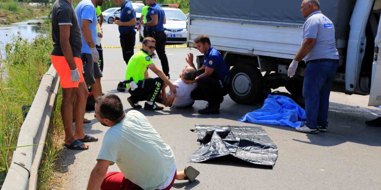 Antalya’da Feci Kaza, Kamyonetin Altında Kalan Motosiklet Sürücüsü Hayatını Kaybetti