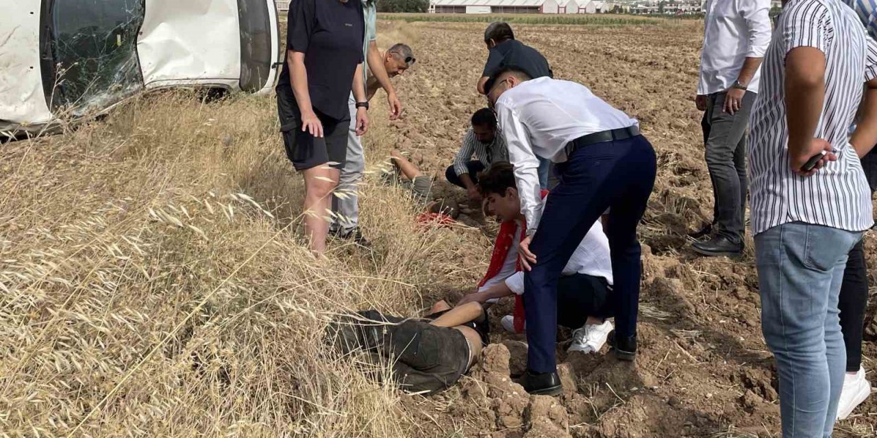 Şarampole Devrilen Otomobildeki Yaralılara, Düğün Konvoyundakiler Yardım Etti