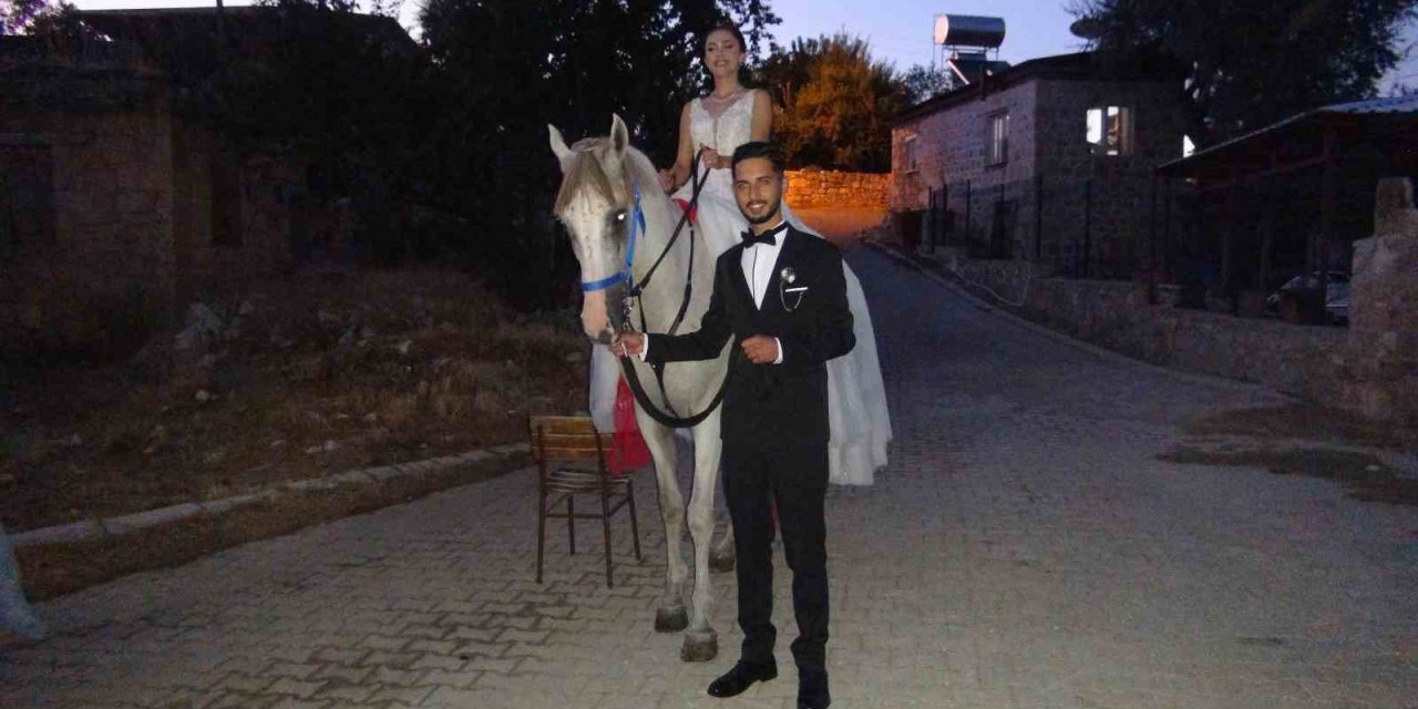 Babası Vasiyet Etti Düğün Salonuna At Sırtında Geldi