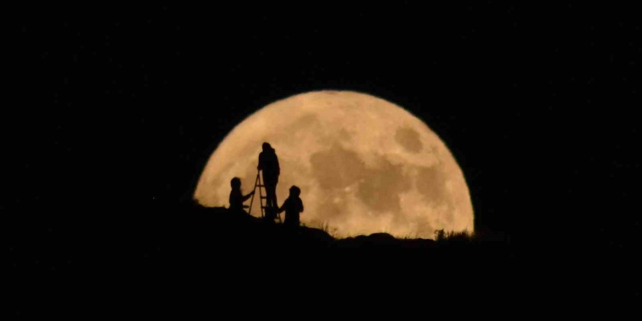 Bu Köyde Güneş Ve Ay Aynı Anda Gökyüzünü Süslüyor