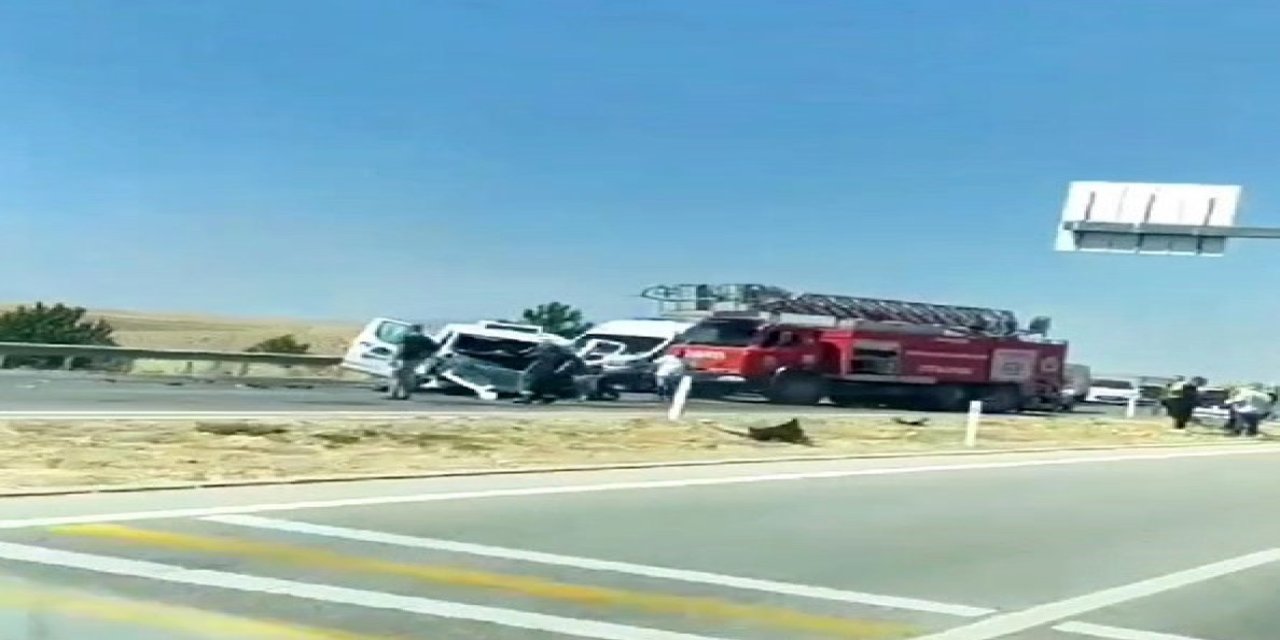 Minibüs Yön Tabelasına Çarptı, 2 Kişi Hayatını Kaybetti