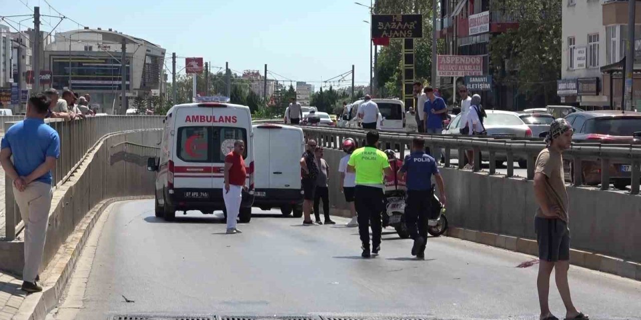 Motosiklet Yayaya Çarptı, O Anlar Güvenlik Kamerasında