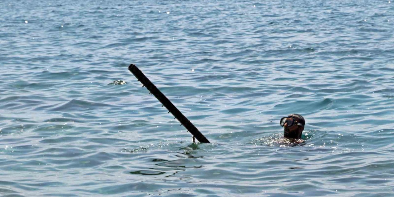 Pandemi Döneminde İşsiz Kaldı, 4 Yıldır Denizdeki Atık Metalleri Paraya Çeviriyor