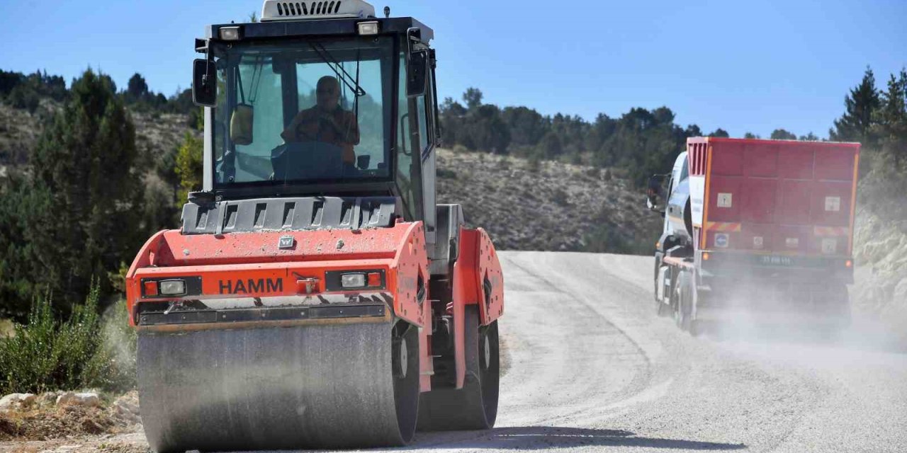 Silifke’de Çiftçilerin Kullandığı Yollar Yenileniyor