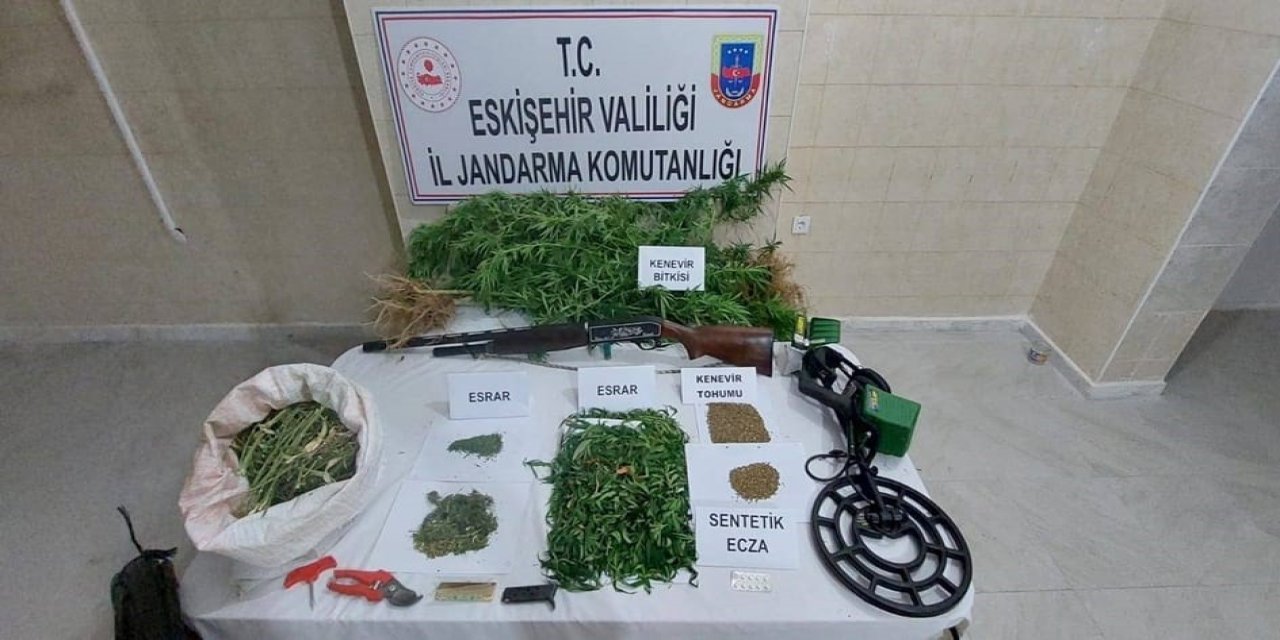 Jandarma Uyuşturucu Ticareti Yapan Ve Sahte Polis Kimlikleri Bulunduran Şüpheliyi Yakaladı