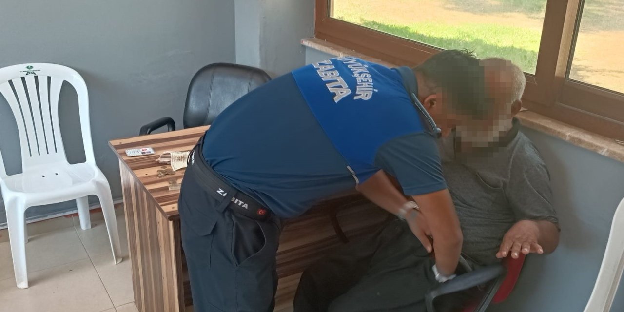 Adana’dan Tarsus’a Dilenmek İçin Taksisiyle Geldi