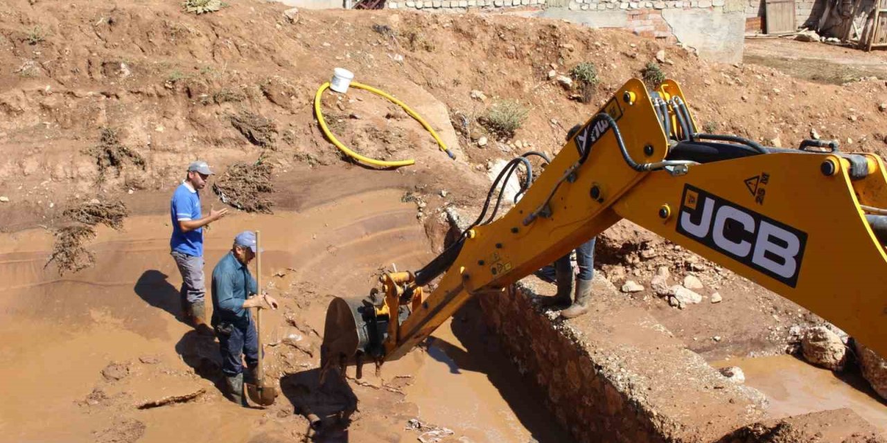 Elmalı’da Su Baskını Yaşanan Ev Ve Arazilerde Hasar Tespit Çalışması Yapıldı