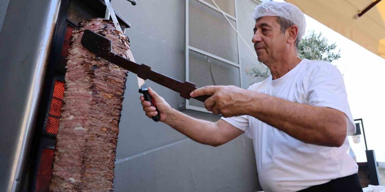 Et Fiyatı Düştü, İddiayı Kaybetti, Et Döner Tezgahını Meclis’e Kurarak Döner Dağıttı