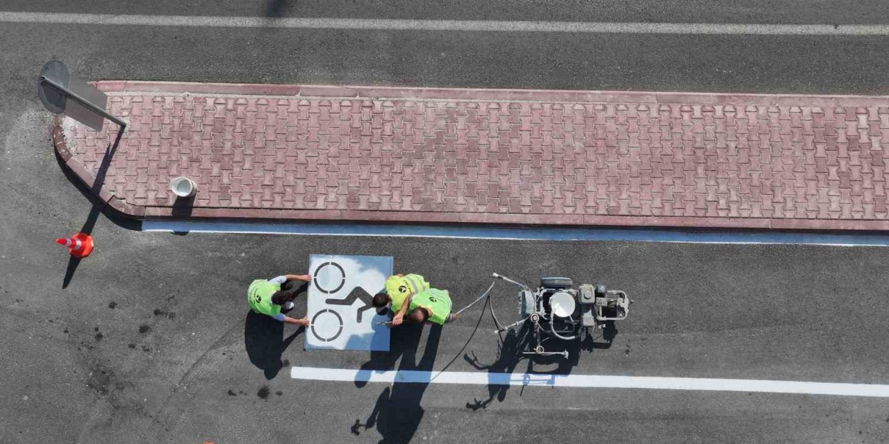 Büyükşehir, Bisiklet Şehri Konya’da Bisiklet Yollarına Bakım Ve Boya Çalışmaları Yapıyor