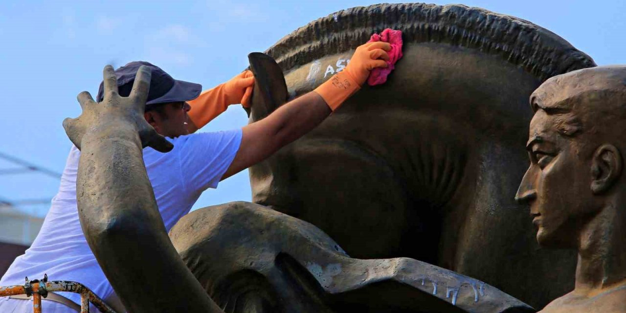 Ulusal Yükseliş Anıtı’na Yazılan Yazılar Özel Solüsyon Yardımıyla Silindi