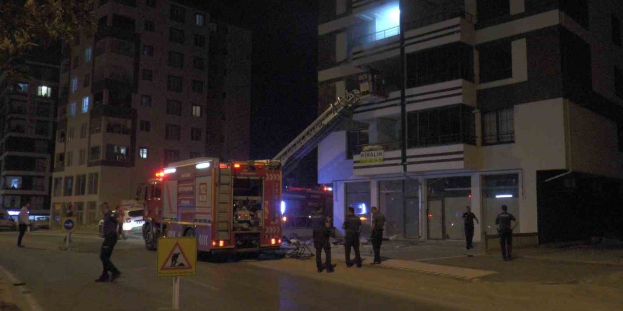 Sinir Krizi Geçiren Şahıs Evini Ateşe Verdi