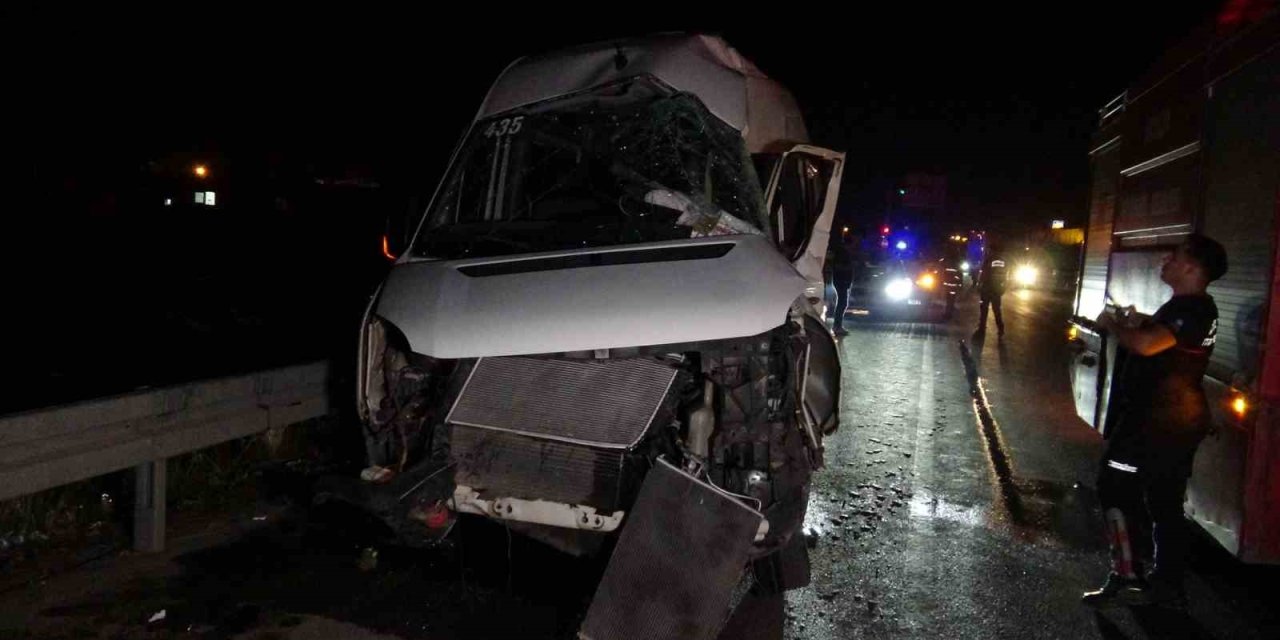 Araç İçerisinde Sıkışan Sürücüyü İtfaiye Ekipleri Kurtardı